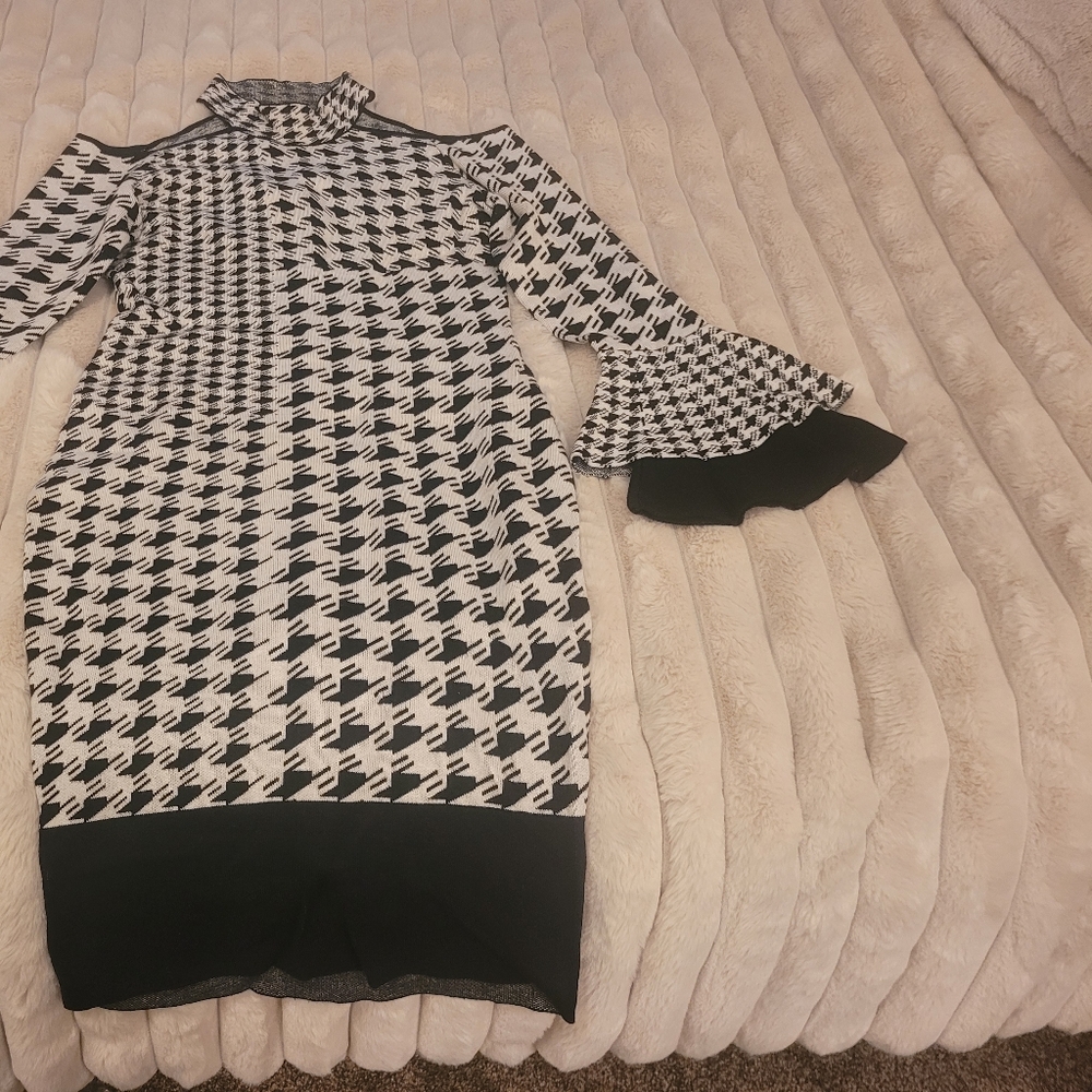 Cold shoulders knit dress